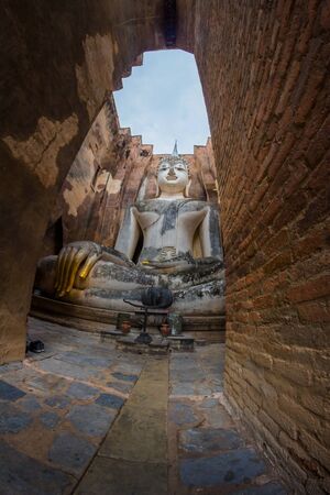 Ancient buddha statue. Phra Achana, Wat Si Chum Si Chum temple, Sukhothai Historical Park, Sukhothai Province, Thailandの写真素材