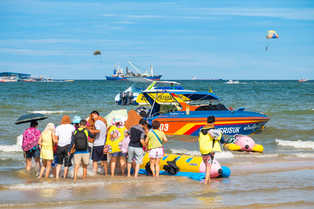 PATTAYA, THAILAND - September 12, 2015 : Traveler are on the beach go to speedboat for tour around Pattaya bay. on September 12, 2015 Pattaya Thailand.のeditorial素材