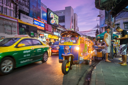 BANGKOK - OCTOBER 17: Tuk-tuks waiting passengers on Khao San Road in the evening. on October 17, 2015 in Bangkok, Thailand.のeditorial素材