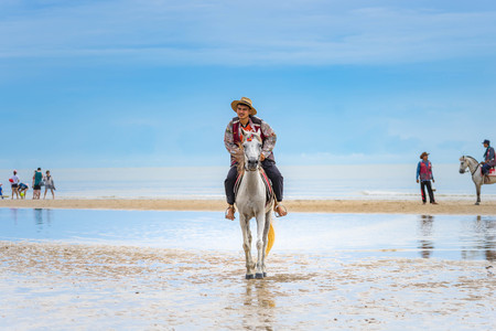 HUA HIN, THAILAND - MAY 28, 2017: Unidentified man is riding a horse. He looking  customers for rent and ride a horse at Hua hin beach of Thailand.のeditorial素材