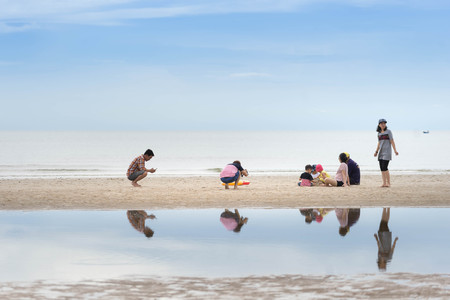 HUA HIN, THAILAND - MAY 28, 2017: Unidentified people doing activities on the beach at Hua hin beach of Thailand.のeditorial素材