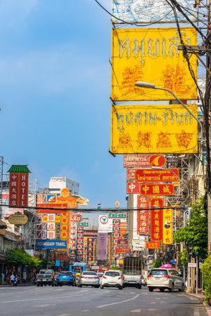YAOWARAT, BANGKOK, THAILAND -12 JAN, 2022: Traffic In the morning of chinatown Thailand, Yaowarat is a major of gold trading market in Bangkok. on January 12, 2022 in Bangkok Thailand.のeditorial素材