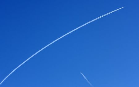airplane leave trace in the sky