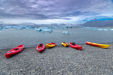 Five colorful kayaks ready n adventure glacial lagoon jokulsarlon, icelandの写真素材