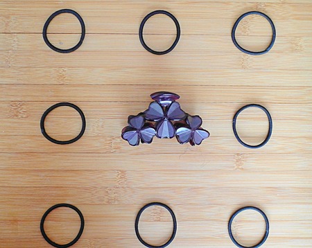 Hair accessories arranged in rows on a wooden surfaceの写真素材