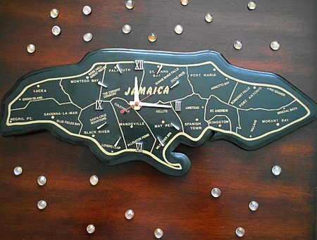 Map of Jamaica clock on wood tableの写真素材