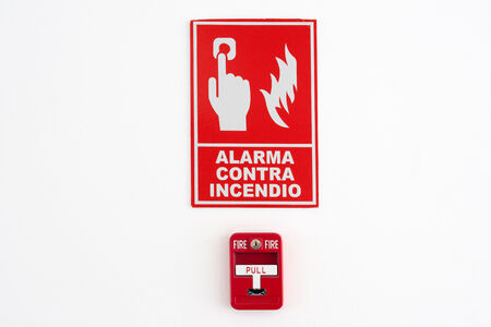 Fire alarm with text in Spanish