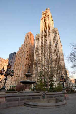 Foto de City skyline from City Hall Park at Tribeca district, Manhattan, New York City, United States - Imagen libre de derechos