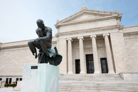 Cleveland, Ohio, United States -  Auguste Rodin Statue in front of  The Cleveland Museum of Art.のeditorial素材