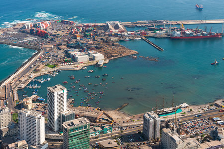 Iquique, Tarapaca Region; Chile - Aerial view of the port city of Iquique in northern Chile at the shores of the Atacama Desert.のeditorial素材