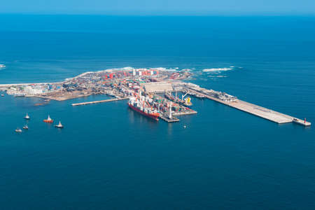 Iquique, Tarapaca Region; Chile - Aerial view of the port of Iquique in northern Chile at the shores of the Atacama Desert.のeditorial素材
