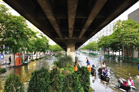 BANGKOK, THAILAND - NOVEMBER 05 : Heavy flooding from monsoon rain in Ayutthaya and north Thailand arriving in Bangkok on November 05,2011 Bangkok, Thailand,At Ladprao junction,Paholyothin & Ladprao Rd.のeditorial素材
