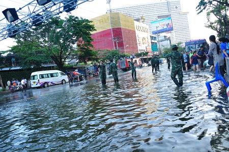 BANGKOK, THAILAND - NOVEMBER 04 : Heavy flooding from monsoon rain in Ayutthaya and north Thailand arriving in Bangkok on November 04,2011 Bangkok, Thailand, At Senanikom 2 Paholyothin Rd.のeditorial素材