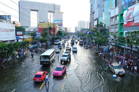 BANGKOK, THAILAND - NOVEMBER 04 : Heavy flooding from monsoon rain in Ayutthaya and north Thailand arriving in Bangkok on November 04,2011 Bangkok, Thailand, At Senanikom 2 Paholyothin Rd.のeditorial素材