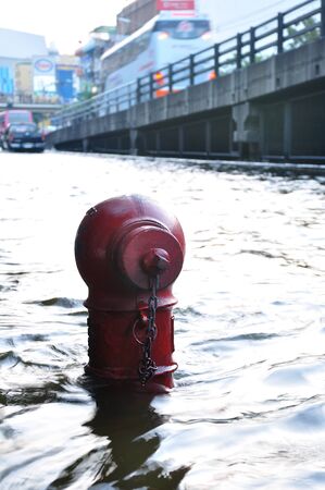 BANGKOK, THAILAND - NOVEMBER 04 :  : Heavy flooding from monsoon rain in Ayutthaya and north Thailand arriving in Bangkok on November 04,2011 Bangkok, Thailand.At Paholyothin Rd.のeditorial素材