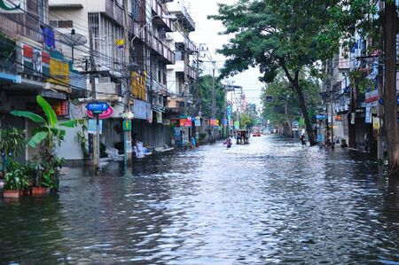 BANGKOK, THAILAND - NOVEMBER 04 :  : Heavy flooding from monsoon rain in Ayutthaya and north Thailand arriving in Bangkok on November 04,2011 Bangkok, Thailand.At Senanikom 2 Paholyothin Rd.のeditorial素材