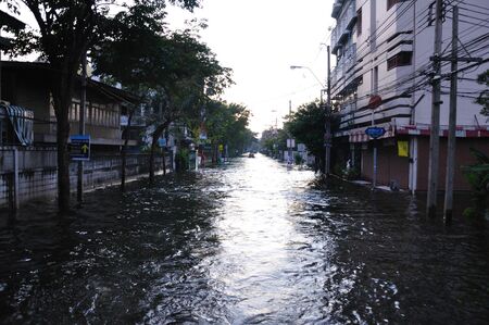 BANGKOK, THAILAND - NOVEMBER 04 :  : Heavy flooding from monsoon rain in Ayutthaya and north Thailand arriving in Bangkok on November 04,2011 Bangkok, Thailand.At Senanikom 2 Paholyothin Rd.のeditorial素材