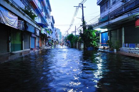 BANGKOK, THAILAND - NOVEMBER 04 : Heavy flooding from monsoon rain in Ayutthaya and north Thailand arriving in Bangkok on November 04,2011 Bangkok, Thailand.At Senanikom 2 Paholyothin Rd.のeditorial素材