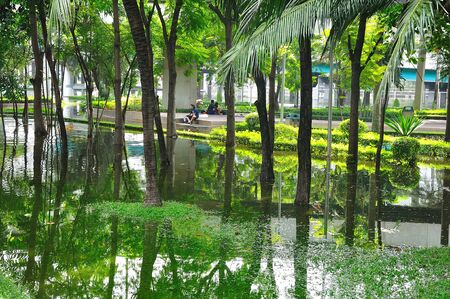 BANGKOK, THAILAND - NOVEMBER 05 : Heavy flooding from monsoon rain in Ayutthaya and north Thailand arriving in Bangkok on November 05,2011 Bangkok, Thailand,At Ladprao junction,Paholyothin & Ladprao Rd.のeditorial素材