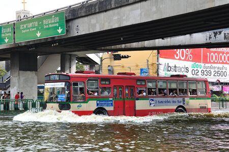 BANGKOK, THAILAND - NOVEMBER 05 : Heavy flooding from monsoon rain in Ayutthaya and north Thailand arriving in Bangkok on November 05,2011 Bangkok, Thailand,At Ladprao junction,Paholyothin & Ladprao Rd.のeditorial素材