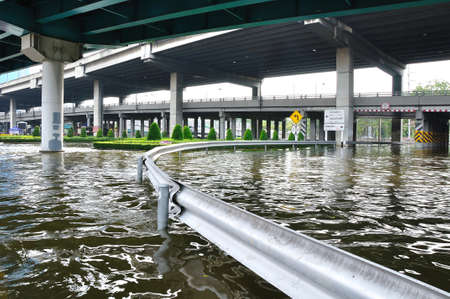 BANGKOK, THAILAND - NOVEMBER 05 : Heavy flooding from monsoon rain in Ayutthaya and north Thailand arriving in Bangkok on November 05,2011 Bangkok, Thailand,At Ladprao junction,Paholyothin & Ladprao Rd.のeditorial素材