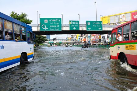 BANGKOK, THAILAND - NOVEMBER 05 : Heavy flooding from monsoon rain in Ayutthaya and north Thailand arriving in Bangkok on November 05,2011 Bangkok, Thailand,At Ladprao junction,Paholyothin & Ladprao Rd.のeditorial素材