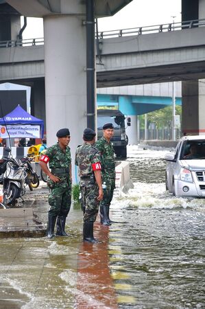 BANGKOK, THAILAND - NOVEMBER 05 : Heavy flooding from monsoon rain in Ayutthaya and north Thailand arriving in Bangkok on November 05,2011 Bangkok, Thailand,At Ladprao junction,Paholyothin & Ladprao Rd.のeditorial素材