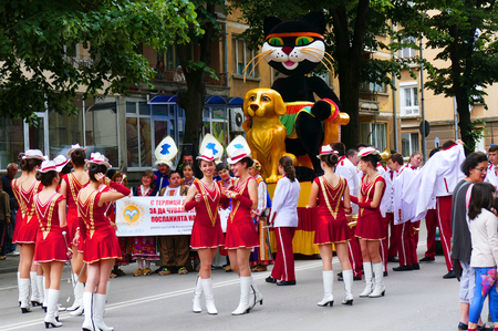 Gabrovo, Bulgaria May 19, 2018. Traditional Carnival of Humor and Satire. Street art. A march of humorous models, masks and costumes. Cheerleaders, cat, dog.のeditorial素材