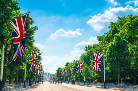 The Mall draped in Union Jacks leading to Buckingham Palace in summer, Londonの写真素材