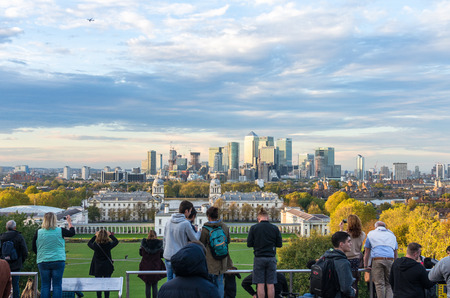 Tourists enjoy the Canary Wharf and london skyline from Greewich Park, Londonのeditorial素材