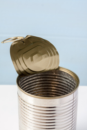Overhead view of an open empty plain tin canの写真素材