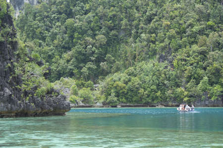 A jungle river cruise turns the corner to the next adventure   の写真素材
