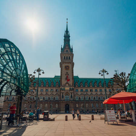 Hamburg, Germany - april 20, 2018: Tourists walking along the Rathausmarkt square near Hamburg City Hall (Rathaus).のeditorial素材