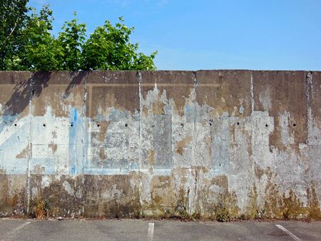Minimal view of a concrete wall at the end of a parking lot.の写真素材