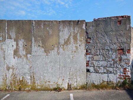 Minimal view of a concrete wall at the end of a parking lot.の写真素材