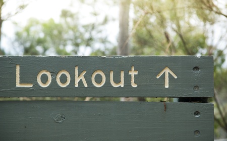 Green wooden sign points towards a lookoutの写真素材