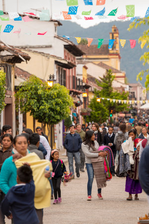 SAN CRISTOBAL, MEXICO - NOVEMBER 27: Unidentified people and vedors on a busy street on November 27, 2016 in San Cristobal. San Cristobal de las Casas is a popular tourist destination in the Chiapas state.のeditorial素材