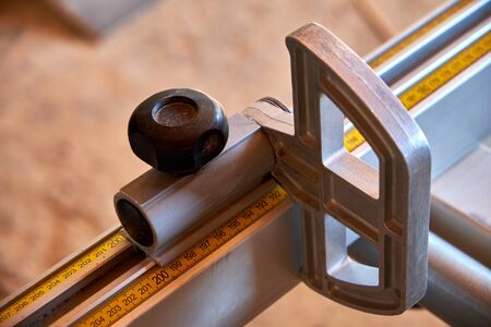 Measuring scale with a stopper on the panel squaring saw