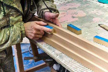 Grinding of a wooden eaves made of solid alder