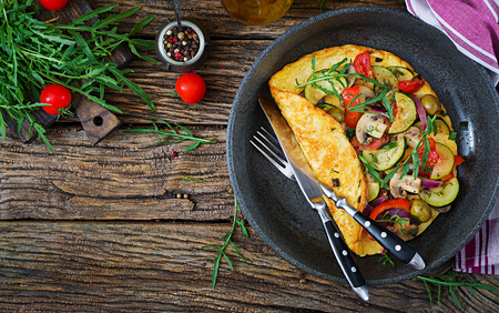 Omelet with tomatoes, zucchini and mushrooms. Omelette breakfast. Healthy food. Top view. Flat layの写真素材