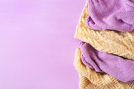 Violet white wool knitting texture.  Sweater textile background. Top view. Flat layの写真素材