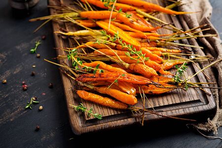 Baked organic carrots with thyme, honey and lemon. Organic vegan food.の写真素材