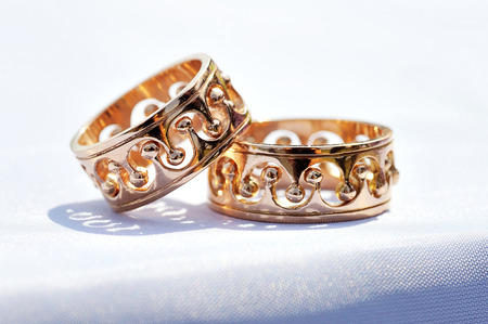 fashion gold rings bride and groom close-up.の写真素材