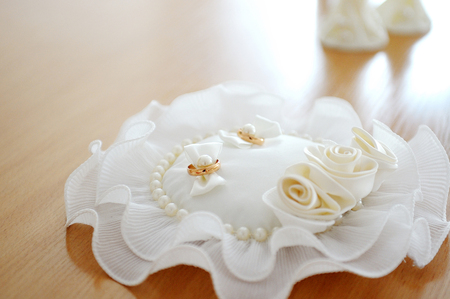 gold wedding rings on the pincushion for ceremony.の写真素材