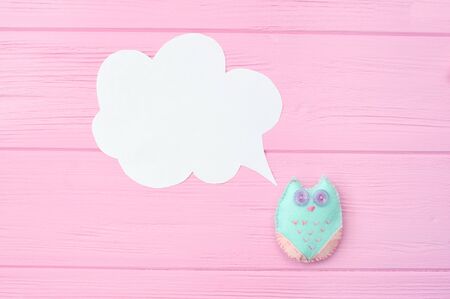 Toy owl with speech bubble. concept of time consuming on communication, with place for your textの写真素材
