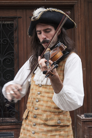 MONTREAL, QUEBEC - AUGUST 28, 2016: A man in 17th century clothing playing a violinのeditorial素材