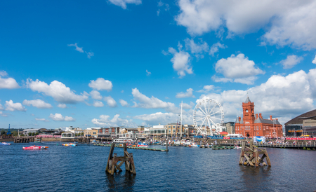 Cardiff, United Kingdom - August 29, 2016: Tourists and locals are watching eleven powerboats and more than thirty jet ski riders competing in the fourth round of the P1 national championships at the Cardiff Harbour Festival & the P1 Welsh Grand Prix of tのeditorial素材