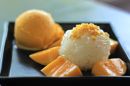 Sticky rice with mango and mango icecream
