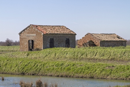 typical farmhouse in the marsh meadows of the Po Deltaのeditorial素材