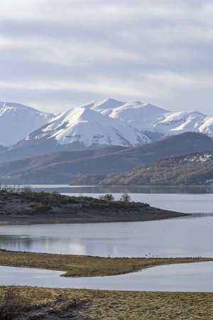 Lago die Campotosto in Abruzzoの写真素材